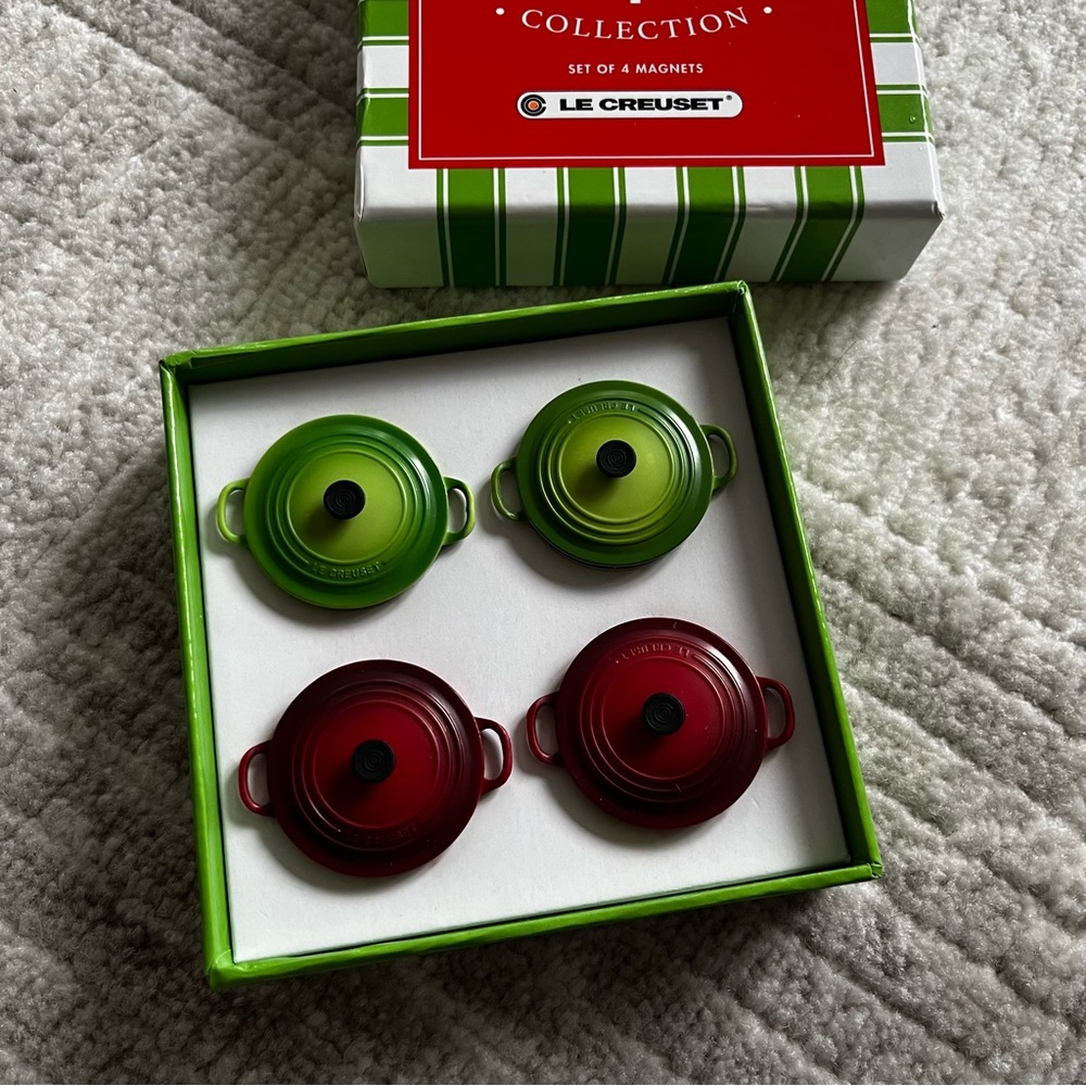 BNIB Le Creuset The Holiday Collection plastic magnets set of 4